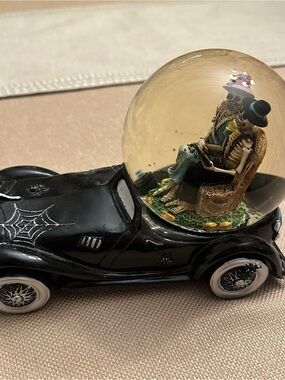 Halloween Skeleton in Car Snow Globe - Black